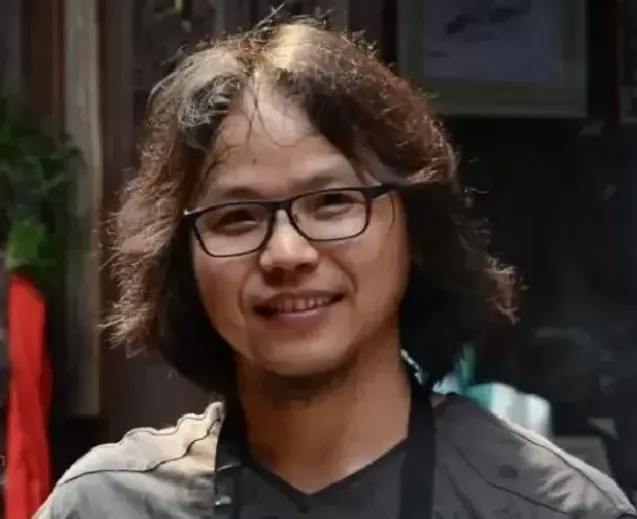 何俊