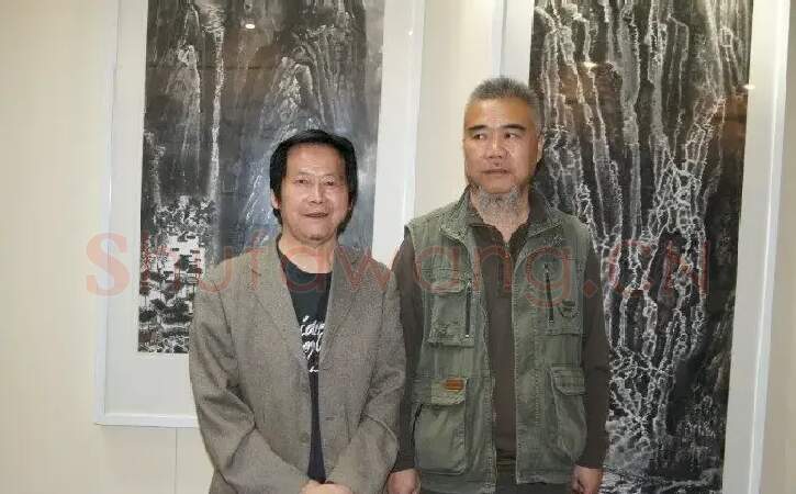 贾雨·右为贾又福工作室画家来支钢先生