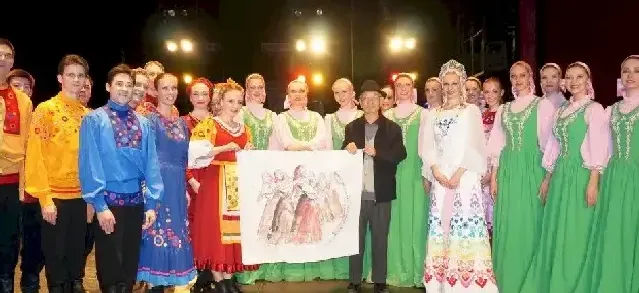 王玉泉·与小白桦树歌舞团合影