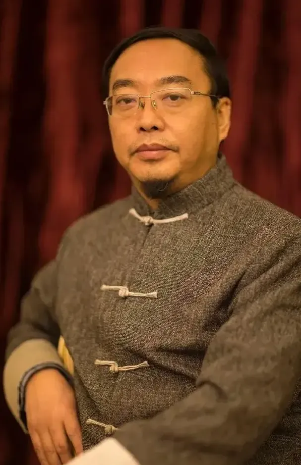 容铁