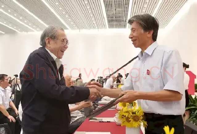 钟涵·2018年9月7日，范迪安为钟涵颁发“中央美术学院杰出教授”奖