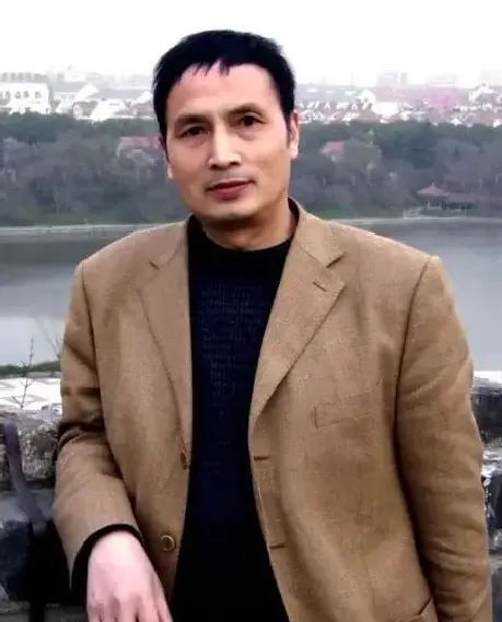 王令中