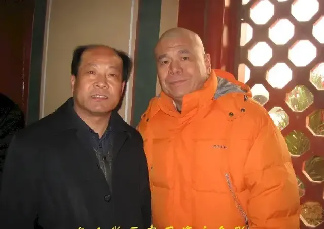 阮成森·与人物画家马海方合影