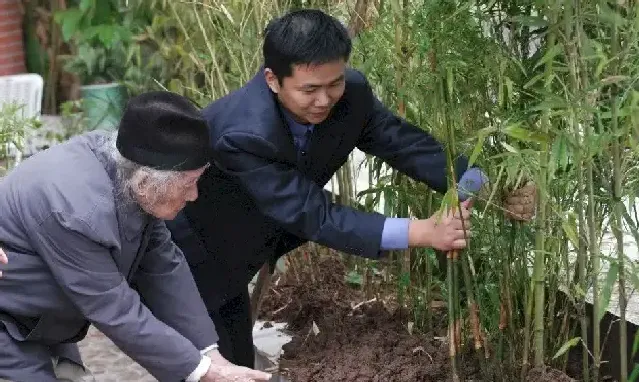 胡智林·与晏济元老师一起栽竹子