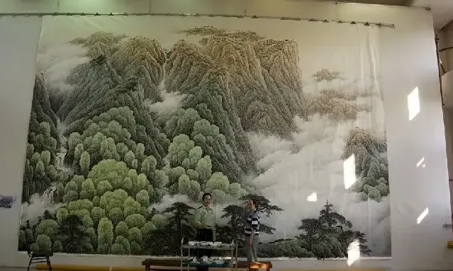 胡智林·与岭南画派山水大家庞泰嵩师父为总后创作国画