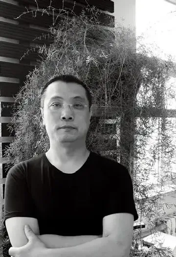 李英伟