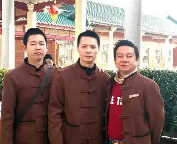 黄裔就·与书画家王文县、卢经雄合影
