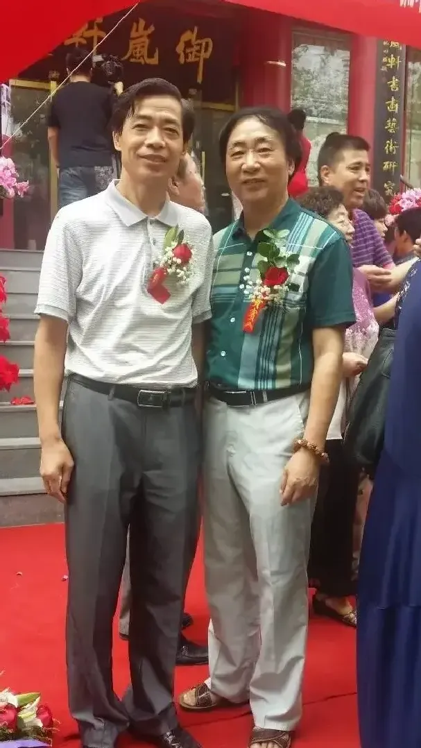赵云杰·赵云杰参加北京画展活动与画家朋友合影。