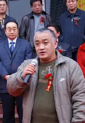 侯震