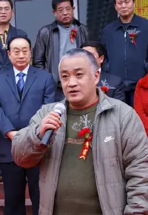 侯震