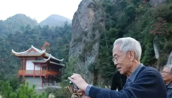 何建国
