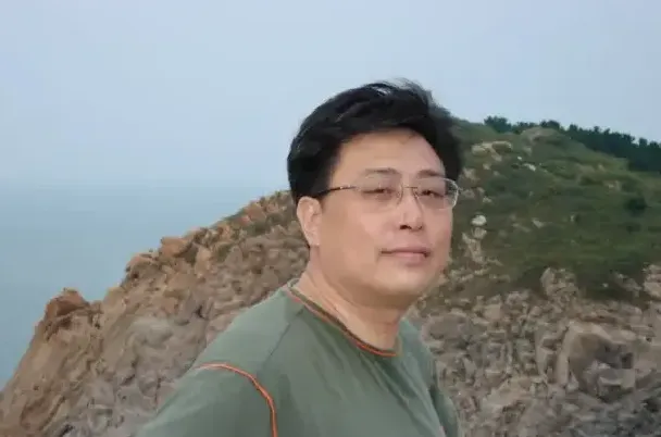 于新建