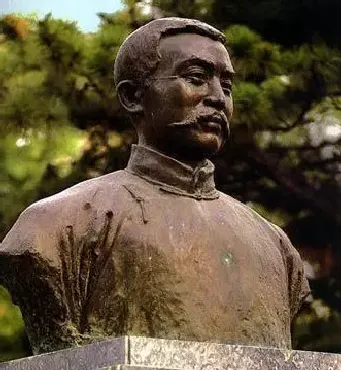 傅天仇·李大钊铜像