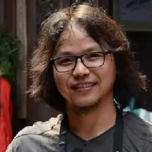 何俊