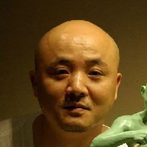 何强
