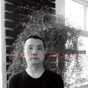 李英伟