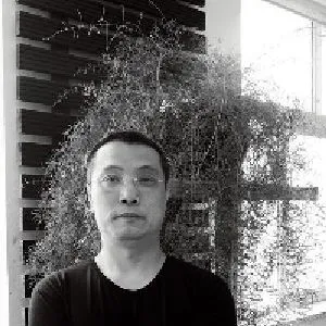 李英伟