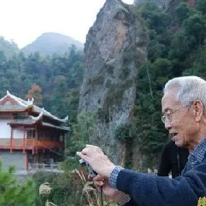 何建国