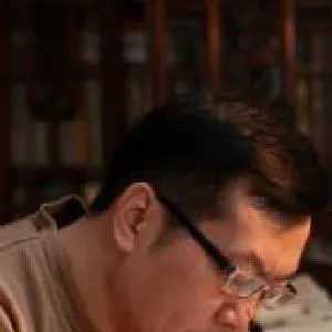 何斌