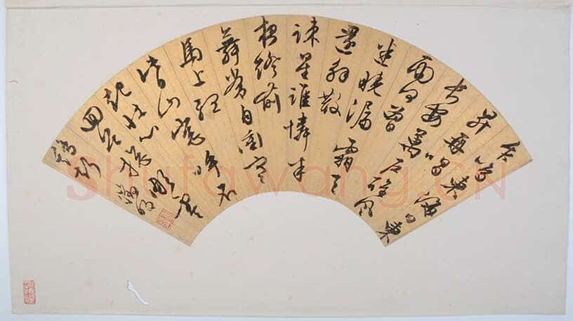 文徵明《草书自作鸡声诗扇面》金笺，纵24.6厘米，横52.5厘米。常熟博物馆藏