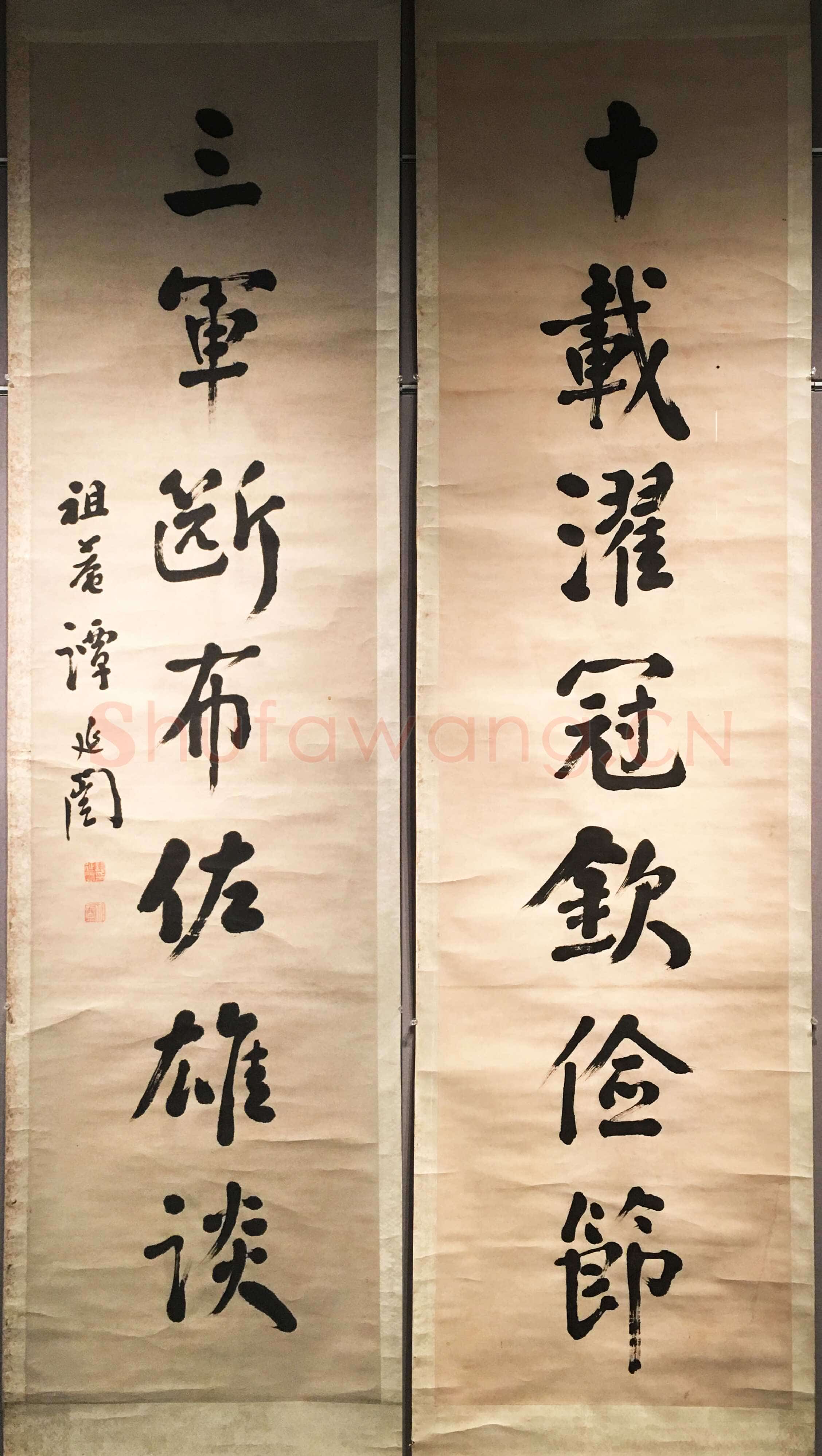 谭延闿《行书十载三军七言联》纸本行书 177×46cm×2 南京市博物馆藏