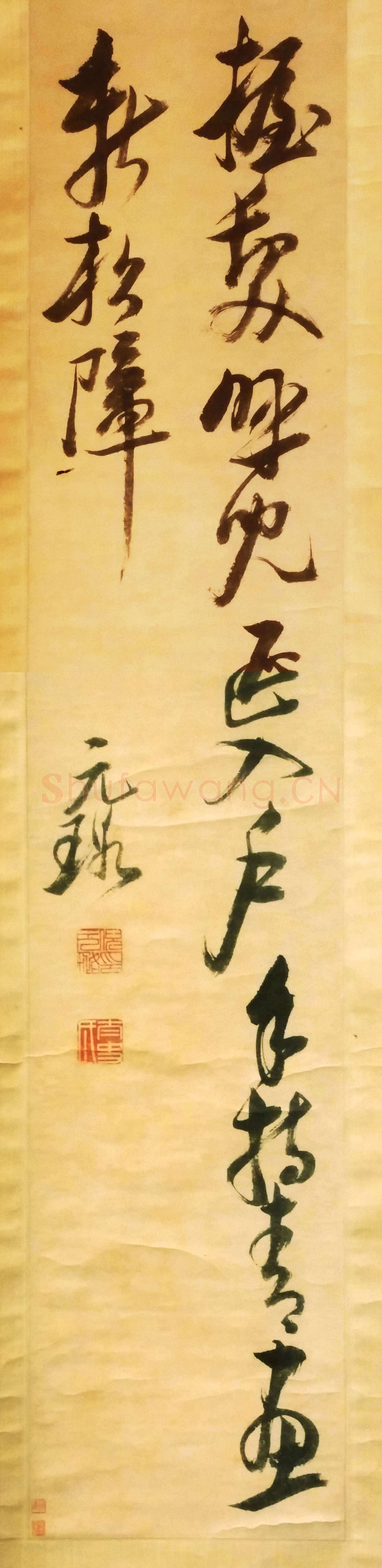 倪元璐《行草书杜甫题李尊师松树障子歌句轴》纸本行草书，135×27.5cm。广州艺术博物院藏